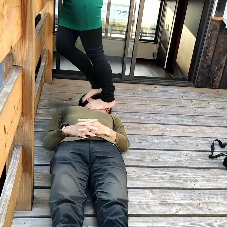 ベランダで裸足で楽しそうにM男の顔面踏みにじるみくちゃん
今回は私服で生足を披露。

景色の良いベランダで、周りの
