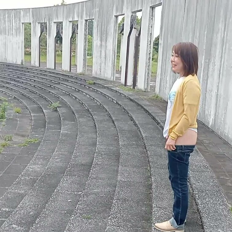 雨上がりの公園
とてものどかで静かなところだから
露出プレイを楽しもうと思ったのに…
