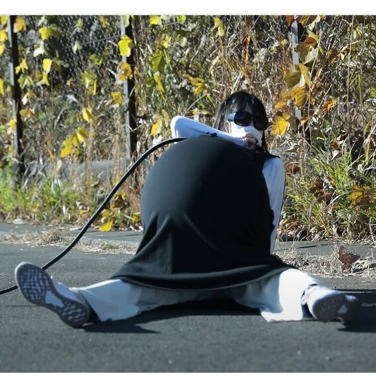 巨大な風船を服の中で割る