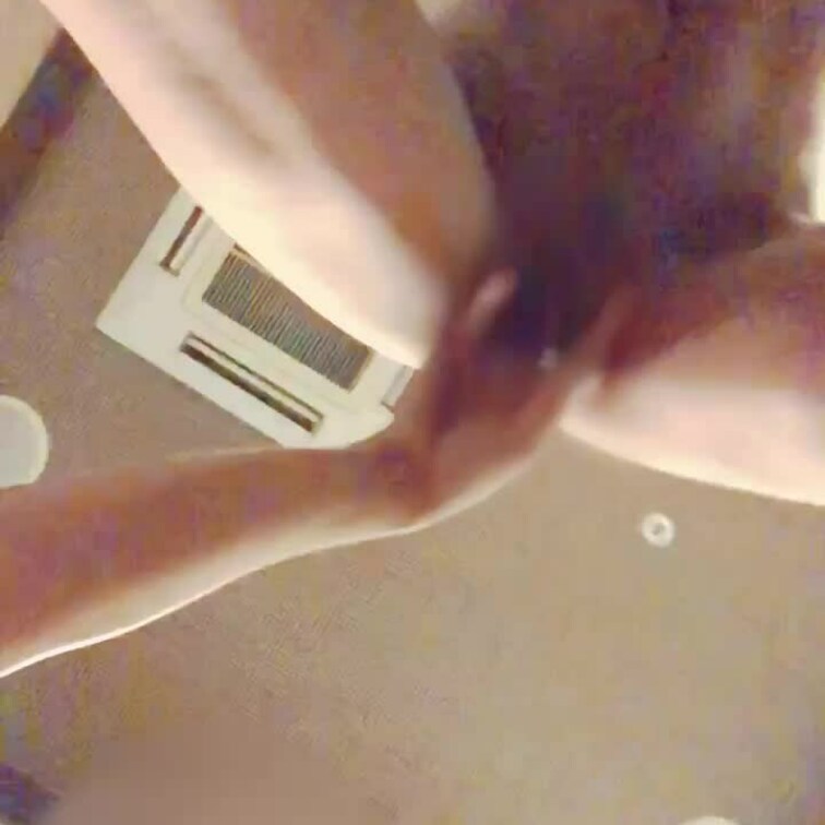 ガニ股に開かせて後ろから。 ニップルチェーン引っ張るたび喜んでくれました。実はガニ股見るだけで射精するくらいフェチです