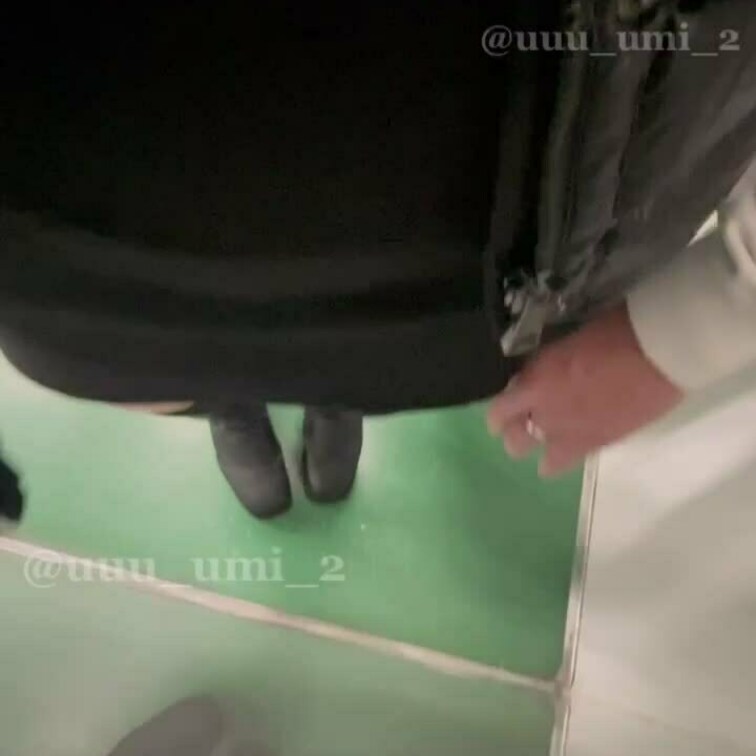 サンプル動画🤍

電車乗ってたら少しずつ近づいてきてうみの脚を触りだして痴◯してきたから撮影しました🥺

