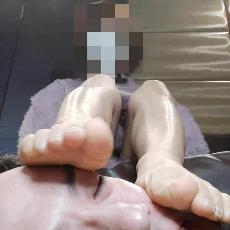 かわいい高橋凛ちゃんがM男優の顔を足置きにして蒸れ蒸れの素足で顔を踏んだり足の臭いを嗅がせたり舐めさせたりしています！M