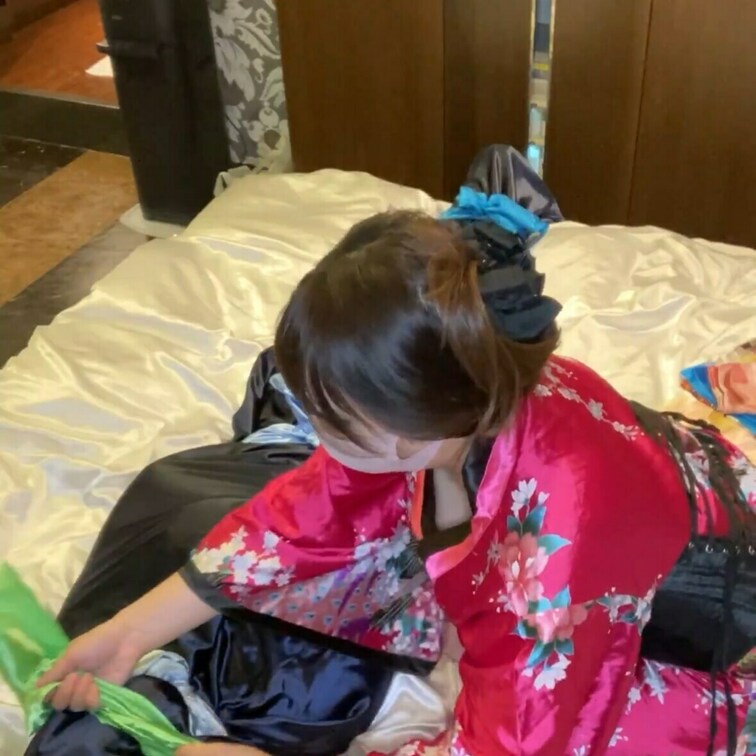 サテン袋に入れて
サテンスカーフで包んでいくね