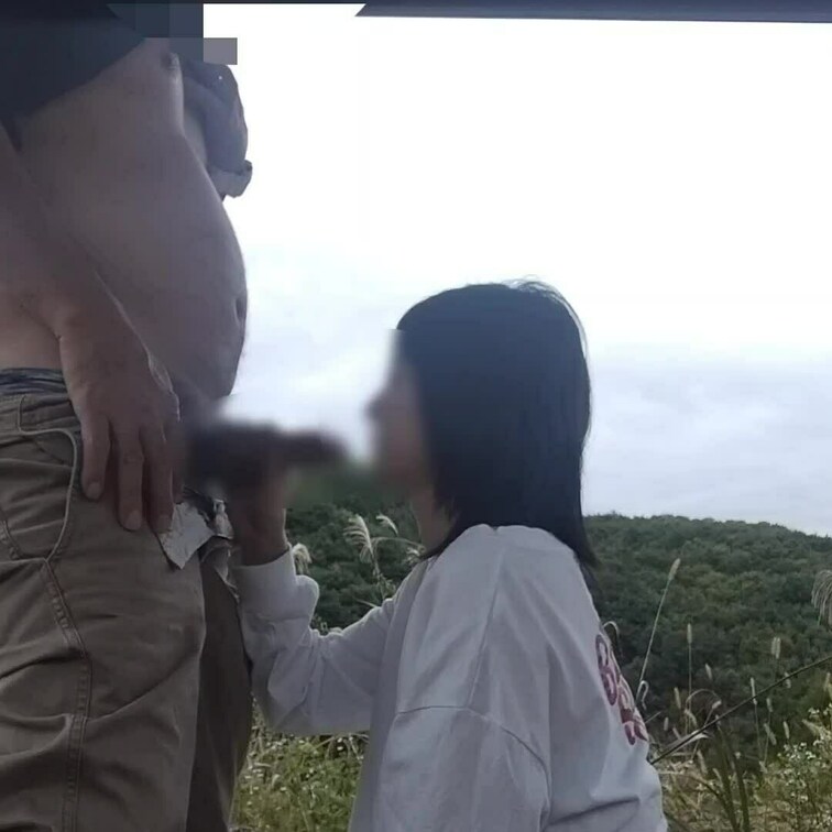 ダムの展望台で他人棒をフェラする妻をご覧下さい。