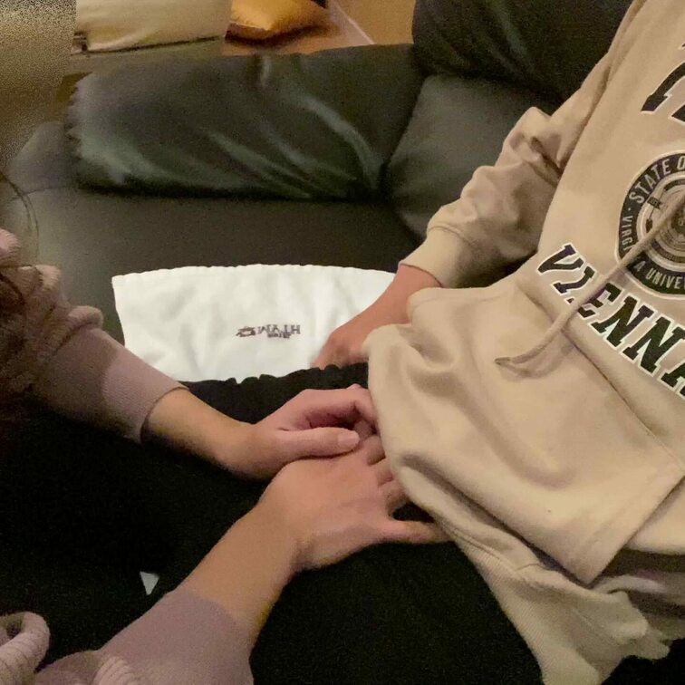 高身長イケメン君とホテルデート♡
私の口で舐められるのが好きらしくてずっと気持ちいって言ってくれるの嬉しいな🥺
手こ