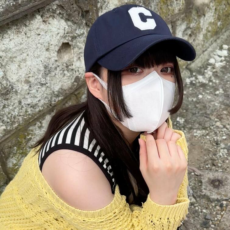 #67【MOE 21歳】
今回ストリートスナップに協力してくれたのは、モノトーンコーデが黄色の編みニットを際立たせるM