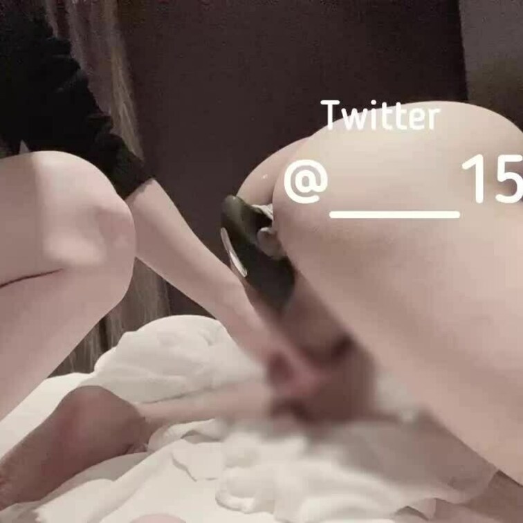 精子絞りしてるみたい🍌💦笑
玩具突っ込まれて幸せそう