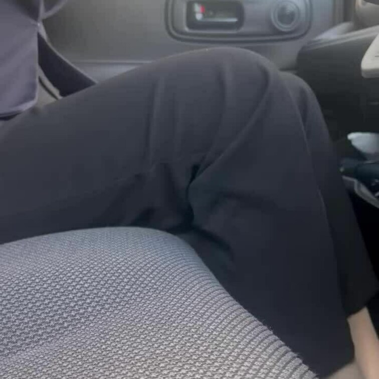 外回り中の臭すぎるストッキング足をドアップで見てください💦
画面越しでも臭そうなのが伝わってくる😂