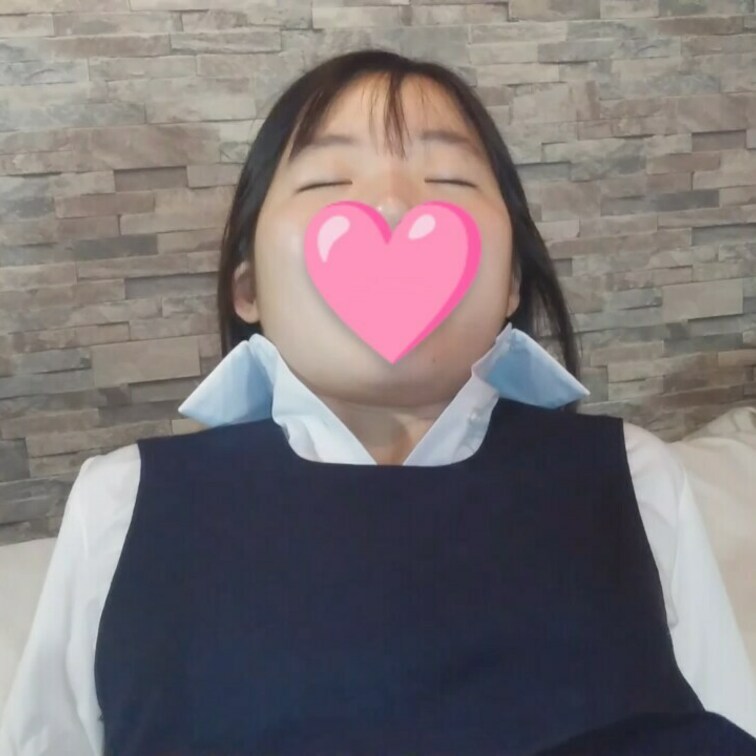 ささちゃん🩷制服編前半。制服姿の彼女のパンティーの上からおもちゃで攻めてます🤭敏感らしく、結構喘いでますね🥹その後は制服