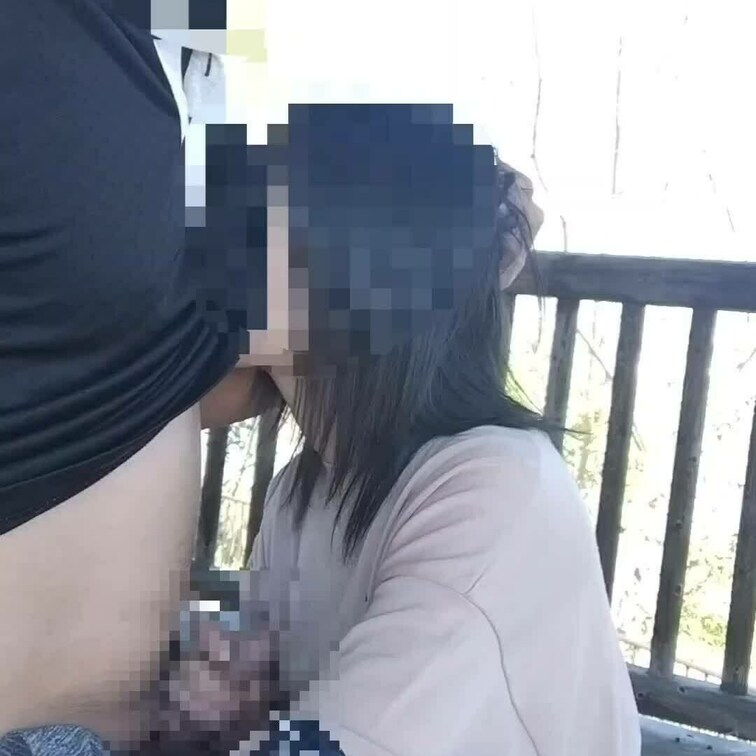 展望台で他人棒とイチャイチャしてラブラブなキスしたりして発情し乳首舐めながらギンギンになった肉棒を手コキしてる様子です。