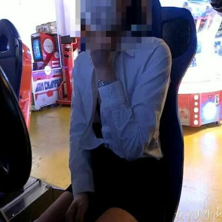 みなさん、明けましておめでとうございます。
お年玉代わりに、ゲーセンで乳チラさせながらマリオカートで遊ぶ女子大生の動画