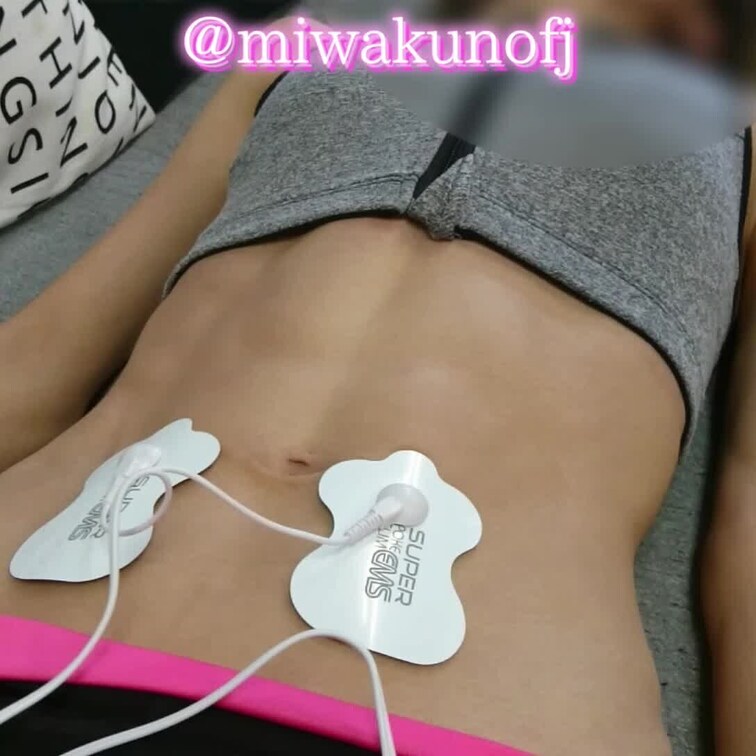 腹筋美女えぬさんの腹筋を電流で隆起させて鍛える③