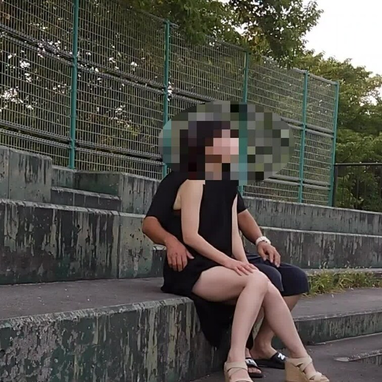 野球場の観客席で妻が他人棒に乳首責めされたりクリ責められ野外なのに絶頂してる様子をご覧下さい。

野球場シリーズの続