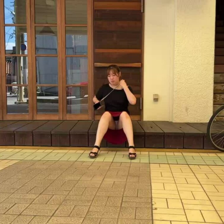 パンチラ放置プレイ〜目線なし撮って出し〜

商店街で携帯を見ながら座らせてます
長いスカートを履いているので油断し
