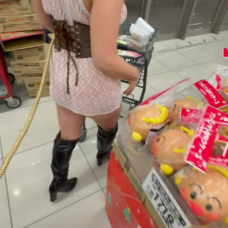 年末年始のお買い物🛒
皆さん加奈ちゃんに興味津々✨
あなたなら何処をガン見して下さいますか💕
