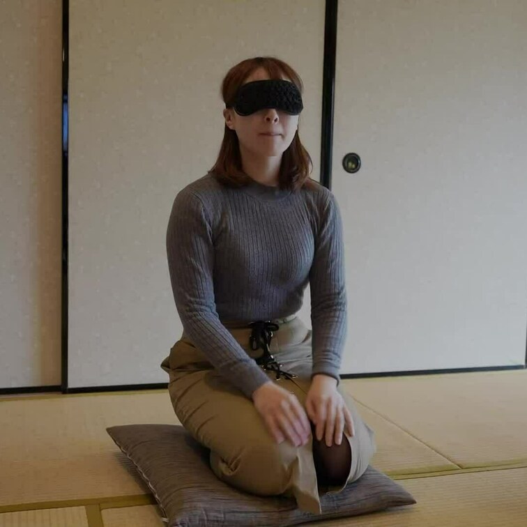 32歳朗らか奥様のサトミさん。
つるつる美肌で笑顔がカワイイ奥様です。
話してる途中で肉棒の気配と匂いを感じると、途