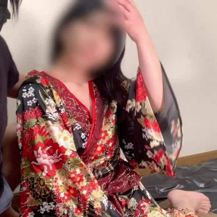 どエロい人妻とハメ撮りSEX★1
おっぱいから攻めると身体をよじりながら感じてしまい、手マンでイカセてあげました