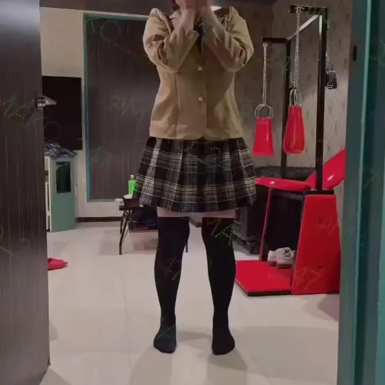 お気に入りの制服なのにおしっこ我慢限界でおもらし・・・♡