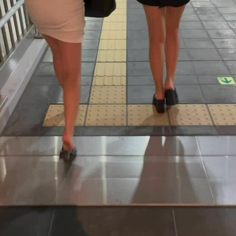 ギャルLちゃんRちゃん
後ろ姿と美脚