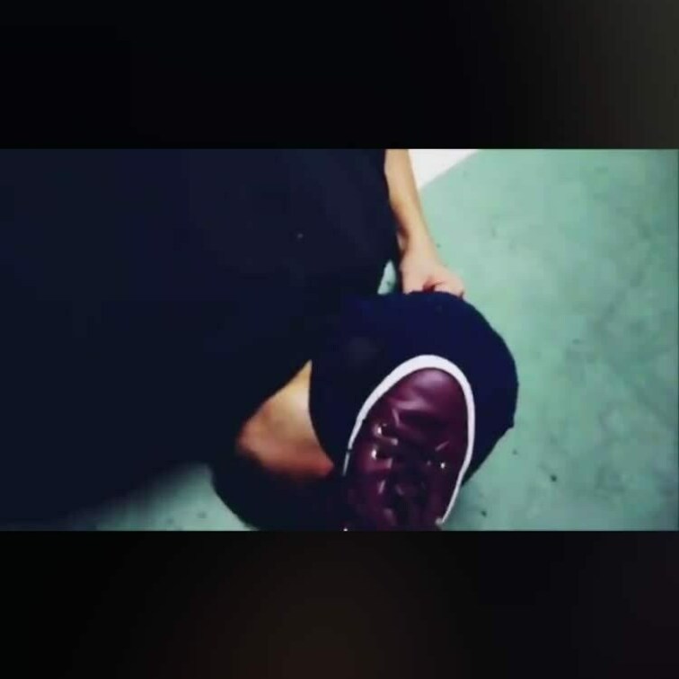 スニーカー頭踏み付け