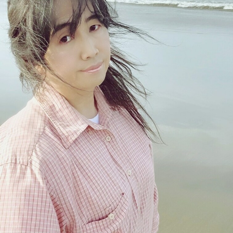 最近温泉にもなかなか行けてません💦

自宅での撮影です。。
・・・皆さんの目の前で服を脱ぐって、めちゃめちゃ恥ずか