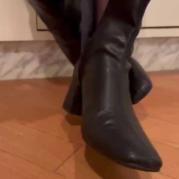 ショートブーツを脱いで足でブーツを触る動画です。