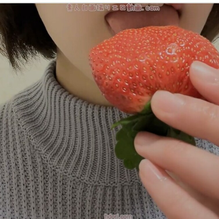 おっきな苺をエッチに舐めてみました☆