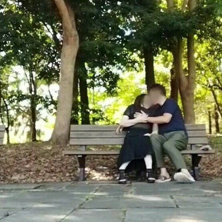 昼間の公園ベンチで
始める男女