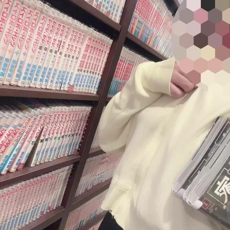 本棚でちくび出していじってる最中に人が来て慌てて隠した動画です꒰ᐢ⸝⸝•༝•⸝⸝ᐢ꒱
