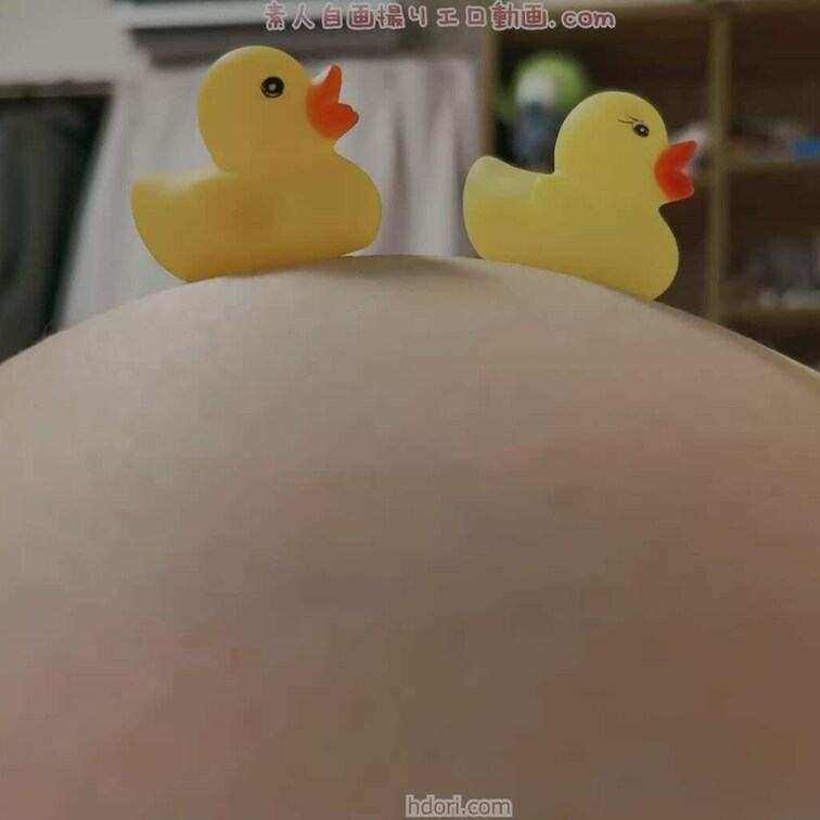 おっぱいの上にヒヨコを置きました☆