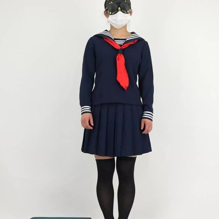 体操選手やクラシックバレエ経験者など
体の柔らかい女性でお願いします。

スカートの下にはジャージの短パンを履いて