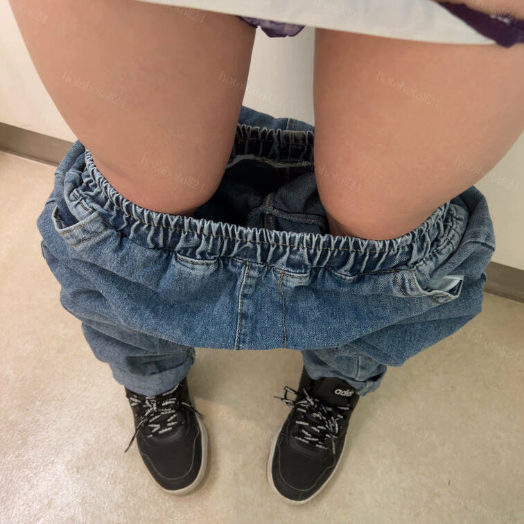 平日のショッピングモール、
階段で露出した時のやつ。
結構ドキドキした💓

#フェチ
#変態
#パンツ
#