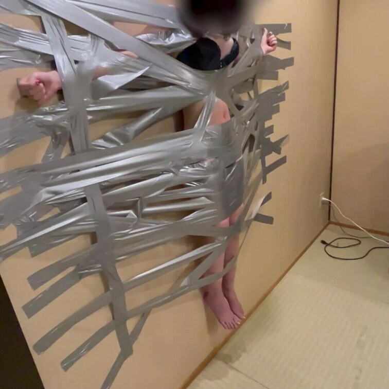 ダクトテープで壁に貼り付けられたやつ

すごい見た目になっている！