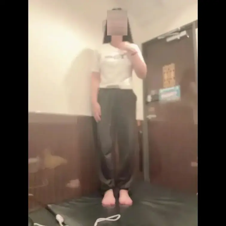 ０８ちゃん①美ボディの脱衣動画です^^