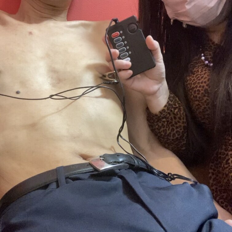【電流責め】マゾ乳首に電流を流し大絶叫させて遊びます。悪い子にはきついお仕置きが必要よ。