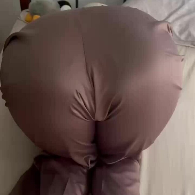 パンツ脱ぎからのアナル開帳🤣