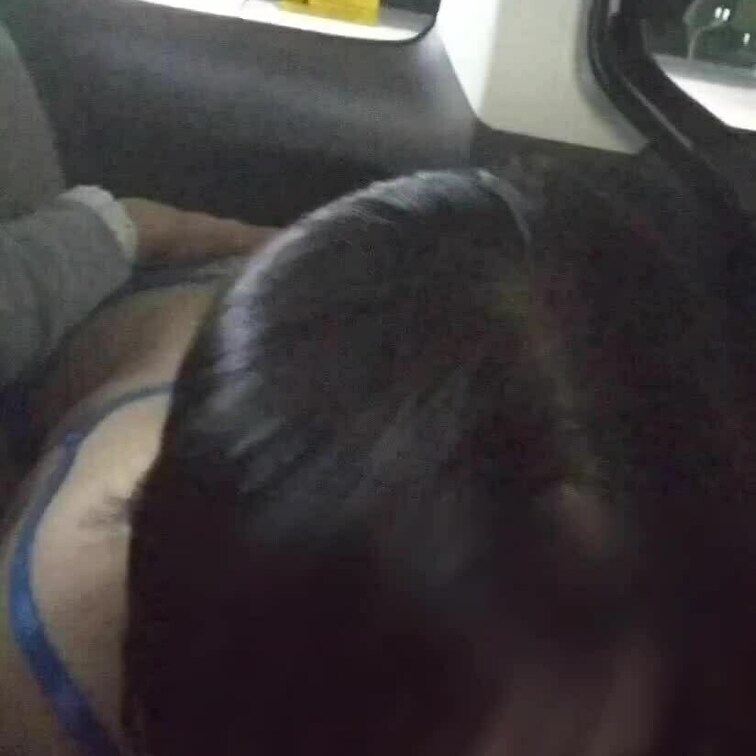 悪友と妻の立体駐車場編です。
目の前を通行人が歩いてたり車が往来してる中、車内で…