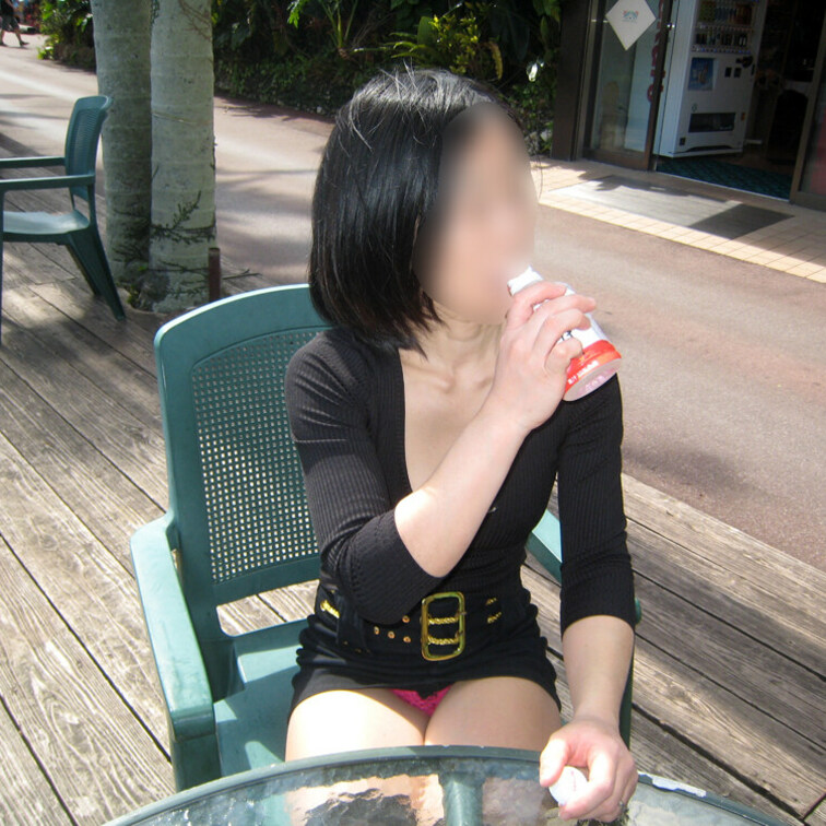 旅行先の有名な観光施設です。お尻が見えそうなミニスカートで散策します。