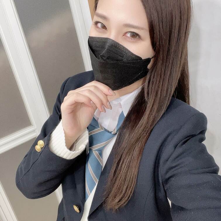 新栄には白ニットの方が好みです😼👌

元々、ベージュや茶色と、自分の顔色の相性が悪いみたいです😅