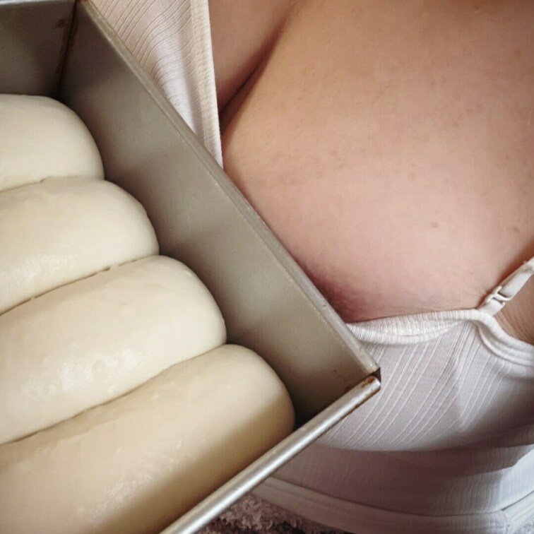 パン焼いてるらしいです。写真送るように命じたら送られてきました。特にエロい写真ではないですが