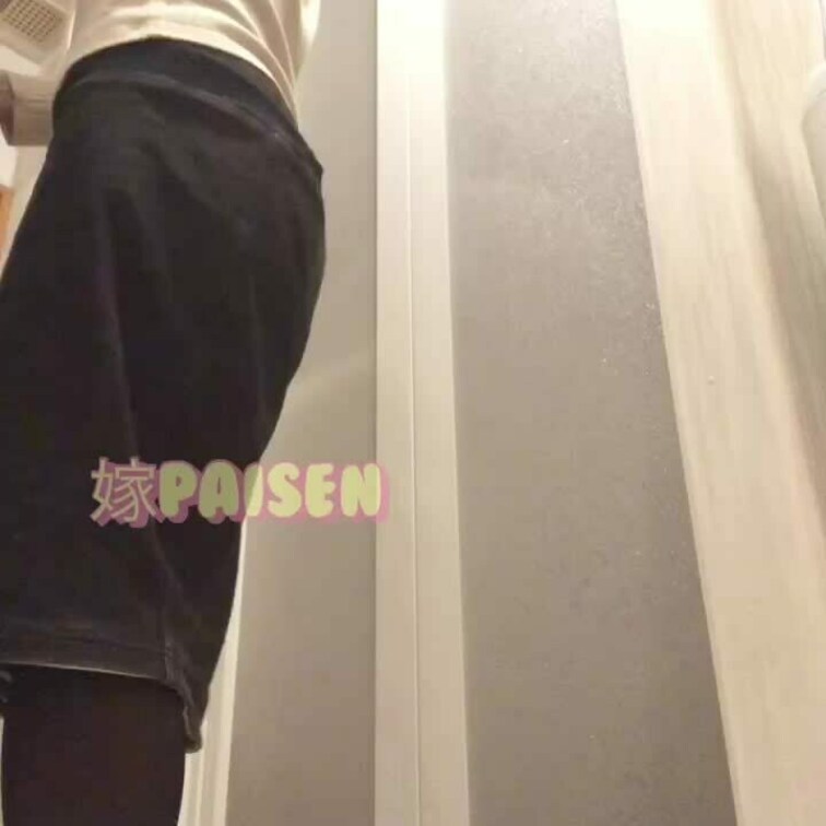 明日から仕事頑張りましょう😌お風呂場までの脱衣シーンです。一緒に入る？😎
