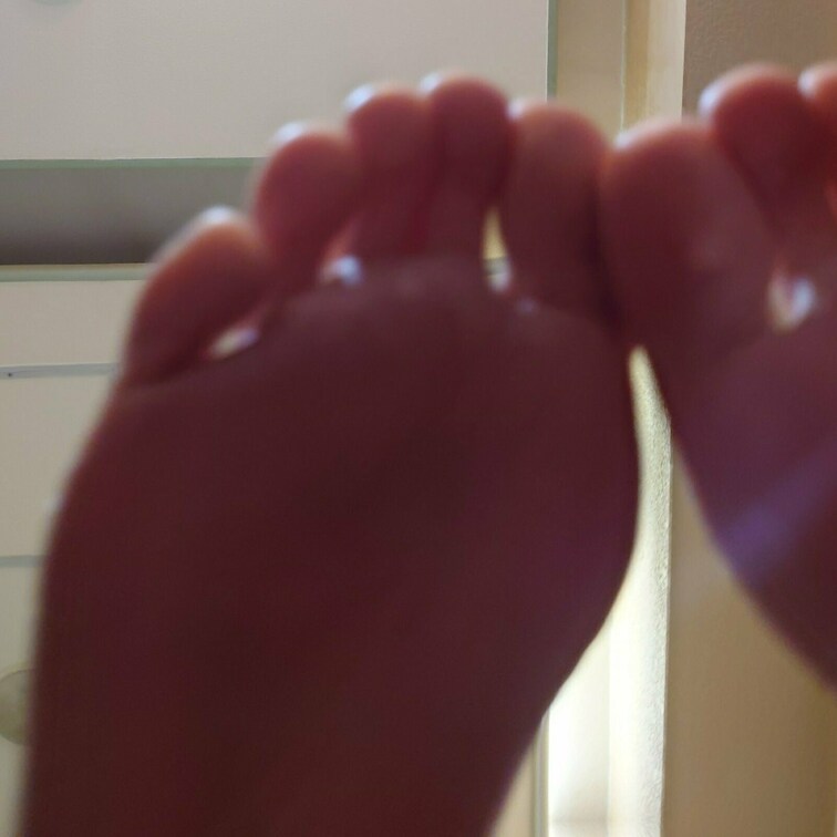 下からのアングルで足裏♡