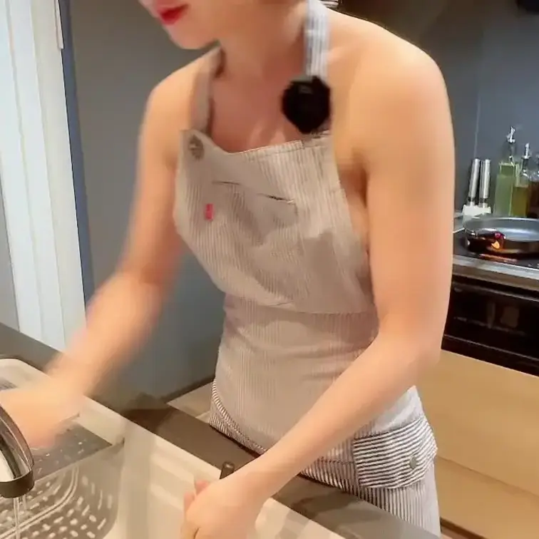 素人歳の差couple♡RYO&YUUの公開動画: 裸エプロン♡彼のために料理してたのに襲われた🥺