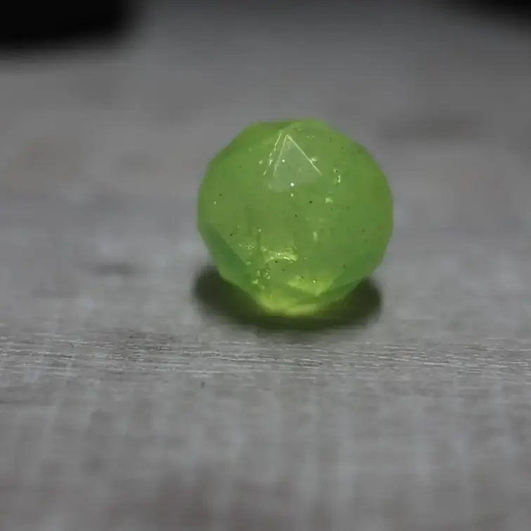 ニーハイソックスでスーパーボールを踏む様子です。