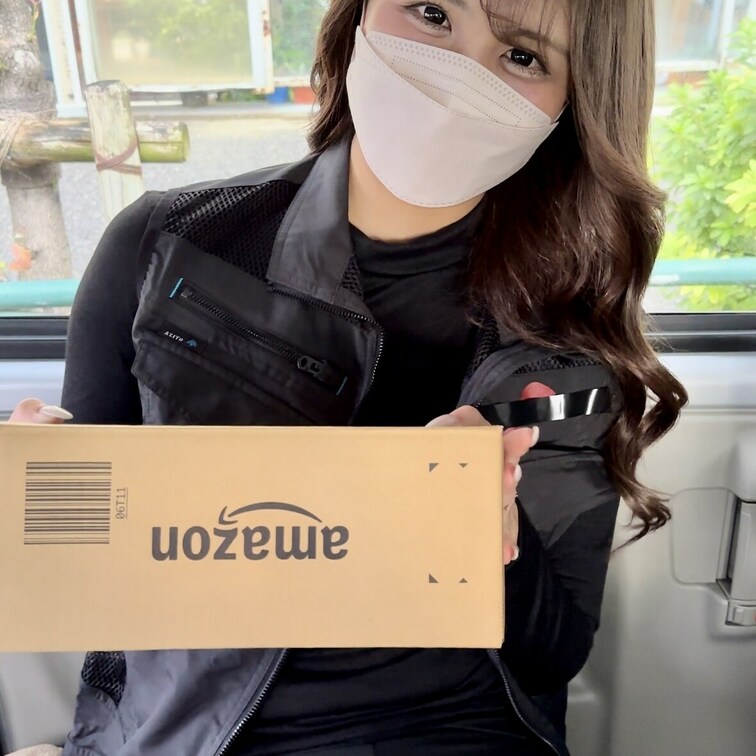 仕事中に社内でオナニーしちゃう激カワギャル。