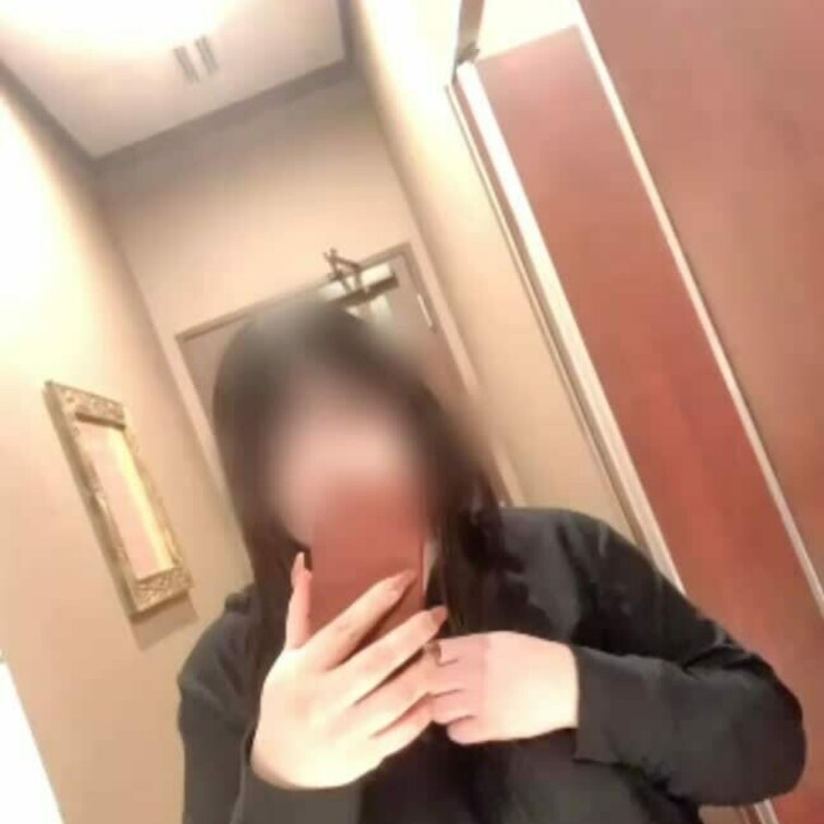 ネットカフェでノーブラからのトイレで軽い露出🍒🫣無駄にドリンクバーの所をノーブラでウロウロしてます。。