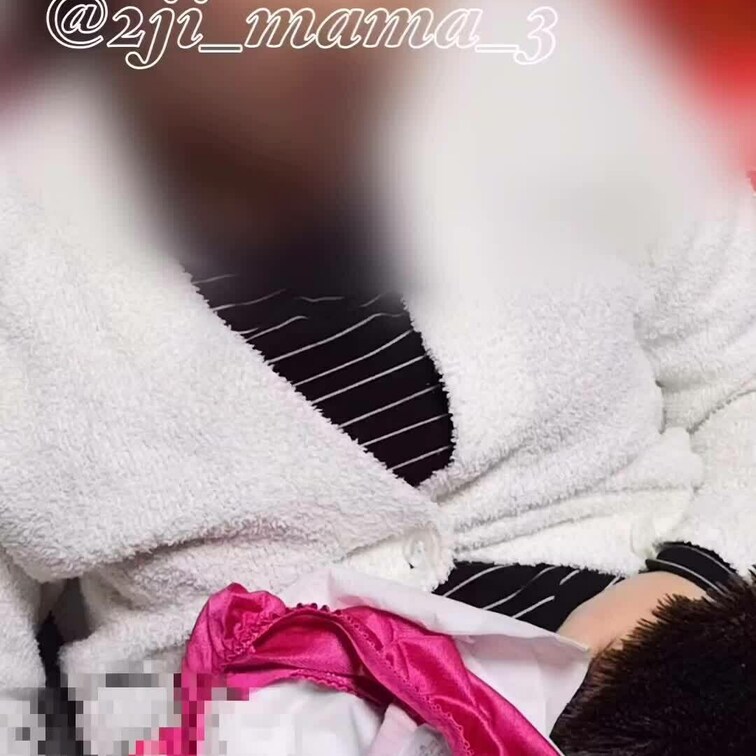 妻が1日履いてたパンツで妻が手こき💘
パンツ好きとしては最高に興奮！

ぶっかける時の妻のうえっが何度見返しても興