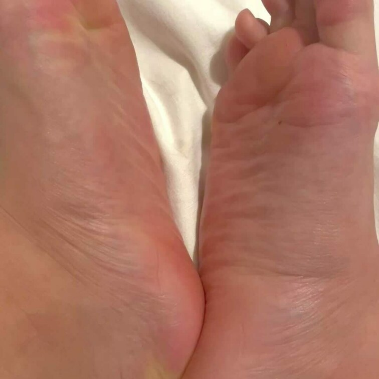 こんばんは。
長い足指とほくろの足裏、なほです🦶

深夜の更新、初めての動画です📹

足でぐーをすると指が長い