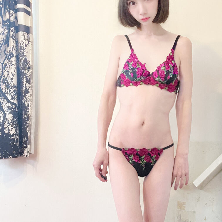 あっ・・・いいねが１０００になりそうなので、何か記念はやります・・・
おっぱいの写真ってほんと撮ってなくて・・・
１