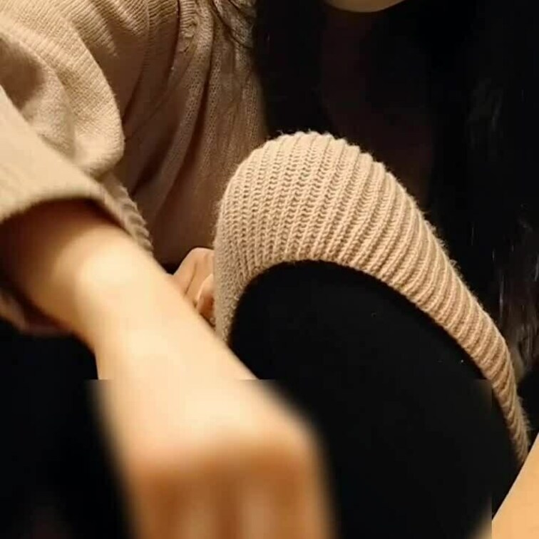 都内某所の個室ネカフェで美人さんに手コキ、足コキ&寸止めされたときの動画です。
タイツを履いた足で足コキされるのってな